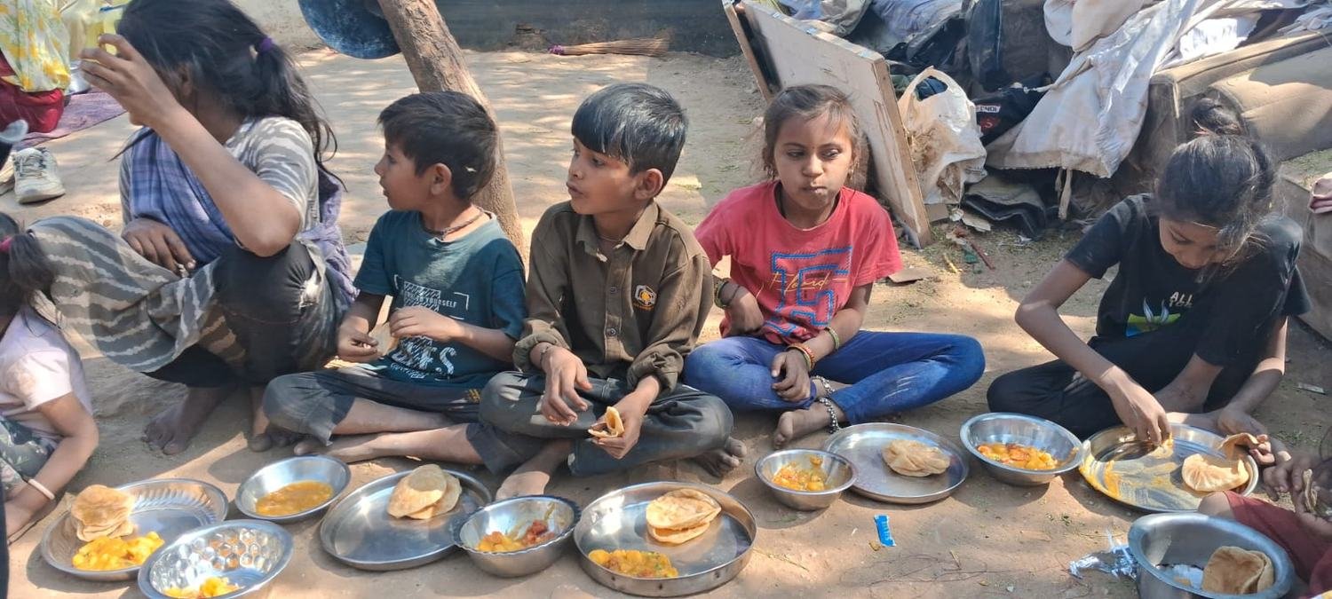 Meal service outside a shelter